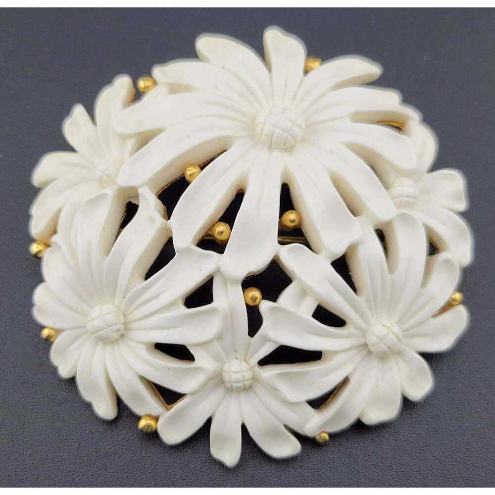 Rare 1960s MCM Vintage Monet White Thermoset Lucite Daisy Flower 2" Brooch Pin